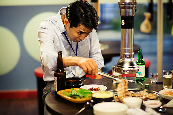 포토 JPG 남자 실내 집게 육류 한명 앉기 정장 상반신 성인 앞모습 30대 식당 한국인 비즈니스맨 굽기 격려 사원증 위로 회식 성인남자한명만 장년남자한명만 내려보기 고깃집 국내포토 1 옷 감정 뷰포인트 식재료 비즈니스 모션 사람 동양인 내부 장년 상점 식사 직장인 구이 남자한명만 성인남자만 장년남자만 파일형식