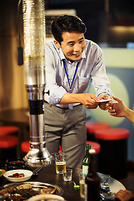 포토 JPG 손 남자 명함 실내 허리숙이기 서기 미소 정장 상반신 성인 두명 앞모습 신체부위 30대 식당 한국인 비즈니스맨 주기 격려 획득 사원증 위로 회식 성인남자만 고깃집 국내포토 옷 감정 뷰포인트 비즈니스 모션 표정 숙이기 사람 동양인 내부 장년 상점 식사 직장인 남자만 성인만 파일형식