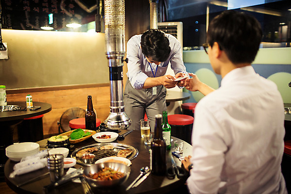 포토 JPG 남자 명함 실내 허리숙이기 고개숙이기 서기 앉기 정장 상반신 성인 두명 앞모습 뒷모습 30대 식당 한국인 비즈니스맨 주기 격려 획득 사원증 위로 회식 성인남자만 고깃집 국내포토 옷 감정 뷰포인트 비즈니스 모션 숙이기 사람 동양인 내부 장년 상점 식사 직장인 남자만 성인만 파일형식