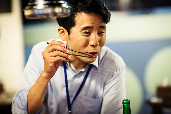 포토 JPG 남자 젓가락 실내 한명 들기 정장 상반신 성인 앞모습 30대 식당 한국인 비즈니스맨 격려 위로 회식 성인남자한명만 장년남자한명만 국내포토 1 옷 감정 뷰포인트 비즈니스 모션 수저 사람 동양인 내부 장년 상점 식사 직장인 남자한명만 성인남자만 장년남자만 파일형식