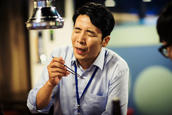 포토 JPG 남자 젓가락 실내 들기 정장 상반신 성인 두명 앞모습 30대 식당 눈감음 한국인 비즈니스맨 격려 위로 회식 성인남자만 국내포토 옷 감정 뷰포인트 비즈니스 모션 수저 사람 동양인 내부 장년 상점 식사 직장인 남자만 성인만 파일형식