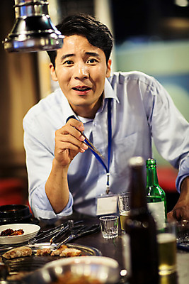 포토 JPG 남자 젓가락 실내 한명 들기 정장 상반신 성인 앞모습 30대 식당 한국인 비즈니스맨 격려 사원증 위로 회식 성인남자한명만 장년남자한명만 국내포토 1 옷 감정 뷰포인트 비즈니스 모션 수저 사람 동양인 내부 장년 상점 식사 직장인 남자한명만 성인남자만 장년남자만 파일형식