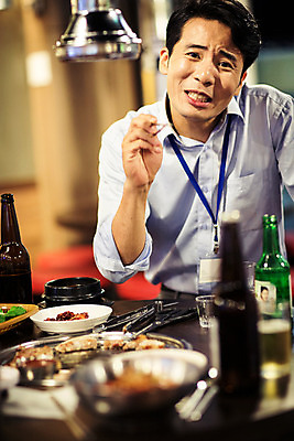 포토 JPG 남자 젓가락 실내 한명 들기 정장 상반신 성인 앞모습 30대 식당 한국인 비즈니스맨 격려 사원증 위로 회식 성인남자한명만 장년남자한명만 국내포토 1 옷 감정 뷰포인트 비즈니스 모션 수저 사람 동양인 내부 장년 상점 식사 직장인 남자한명만 성인남자만 장년남자만 파일형식