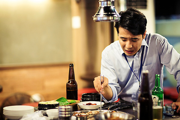 포토 JPG 남자 젓가락 실내 한명 들기 정장 상반신 성인 앞모습 30대 식당 한국인 비즈니스맨 격려 사원증 위로 회식 성인남자한명만 장년남자한명만 내려보기 고깃집 국내포토 1 옷 감정 뷰포인트 비즈니스 모션 수저 사람 동양인 내부 장년 상점 식사 직장인 남자한명만 성인남자만 장년남자만 파일형식