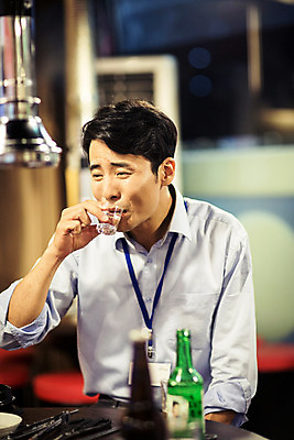 포토 JPG 남자 실내 한명 앉기 정장 상반신 성인 앞모습 30대 식당 한국인 마시기 비즈니스맨 격려 소주 사원증 위로 소주잔 회식 성인남자한명만 장년남자한명만 혼족 고깃집 국내포토 1 옷 감정 뷰포인트 술잔 비즈니스 모션 주류 사람 동양인 내부 장년 상점 식사 직장인 싱글라이프 남자한명만 성인남자만 장년남자만 파일형식