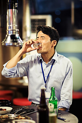 포토 JPG 남자 실내 한명 앉기 정장 상반신 성인 앞모습 30대 식당 눈감음 한국인 마시기 비즈니스맨 격려 소주 사원증 위로 소주잔 회식 성인남자한명만 장년남자한명만 혼족 고깃집 국내포토 1 옷 감정 뷰포인트 술잔 비즈니스 모션 주류 사람 동양인 내부 장년 상점 식사 직장인 싱글라이프 남자한명만 성인남자만 장년남자만 파일형식