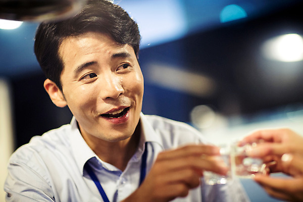 포토 JPG 손 남자 실내 정장 상반신 성인 두명 앞모습 신체부위 30대 식당 한국인 비즈니스맨 건배 격려 소주 위로 소주잔 회식 성인남자만 국내포토 옷 감정 뷰포인트 술잔 비즈니스 모션 주류 사람 동양인 내부 장년 상점 식사 직장인 남자만 성인만 파일형식