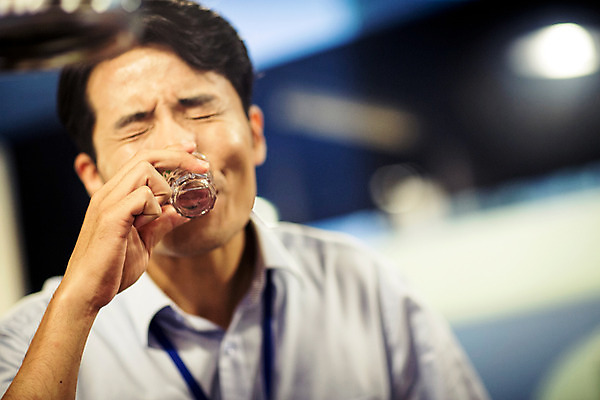 포토 JPG 남자 실내 한명 정장 상반신 성인 앞모습 30대 식당 눈감음 한국인 마시기 비즈니스맨 격려 소주 위로 소주잔 회식 성인남자한명만 장년남자한명만 혼족 국내포토 1 옷 감정 뷰포인트 술잔 비즈니스 모션 주류 사람 동양인 내부 장년 상점 식사 직장인 싱글라이프 남자한명만 성인남자만 장년남자만 파일형식