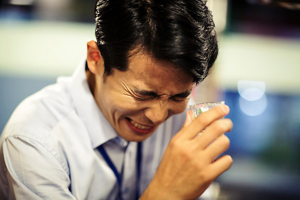포토 JPG 남자 실내 고개숙이기 한명 들기 정장 상반신 성인 앞모습 30대 식당 한국인 비즈니스맨 찡그림 격려 소주 위로 소주잔 회식 혼족 국내포토 1 옷 감정 뷰포인트 술잔 비즈니스 모션 주류 표정 숙이기 사람 동양인 내부 장년 상점 식사 직장인 싱글라이프 파일형식