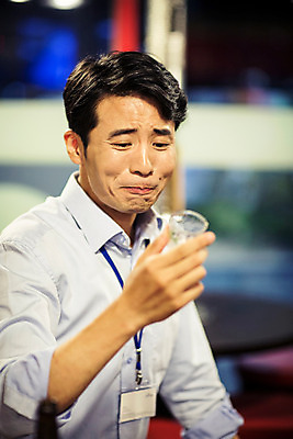 포토 JPG 응시 남자 실내 한명 들기 정장 상반신 성인 앞모습 30대 식당 한국인 비즈니스맨 격려 소주 사원증 위로 소주잔 회식 성인남자한명만 장년남자한명만 혼족 국내포토 1 시선 옷 감정 뷰포인트 술잔 비즈니스 모션 주류 사람 동양인 내부 장년 상점 식사 직장인 싱글라이프 남자한명만 성인남자만 장년남자만 파일형식