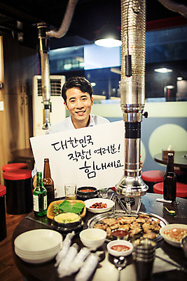 포토 JPG 남자 응원 실내 한명 미소 앉기 상반신 성인 앞모습 30대 식당 한국인 표어 직장인 비즈니스맨 격려 위로 회식 성인남자한명만 장년남자한명만 고깃집 국내포토 직업 1 감정 뷰포인트 비즈니스 모션 표정 사람 동양인 내부 장년 상점 식사 남자한명만 성인남자만 장년남자만 파일형식