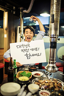 포토 JPG 남자 응원 실내 한명 들기 앉기 상반신 성인 앞모습 30대 식당 한국인 표어 직장인 비즈니스맨 격려 소주 위로 소주잔 회식 성인남자한명만 장년남자한명만 털기 혼족 고깃집 국내포토 직업 1 감정 뷰포인트 술잔 비즈니스 모션 주류 사람 동양인 내부 장년 상점 식사 싱글라이프 남자한명만 성인남자만 장년남자만 파일형식