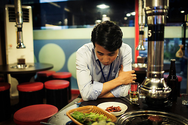 포토 JPG 남자 실내 피곤 한명 앉기 정장 상반신 성인 앞모습 30대 식당 한국인 비즈니스맨 고독 졸음 회식 성인남자한명만 장년남자한명만 고깃집 국내포토 1 옷 감정 뷰포인트 컨셉 비즈니스 모션 사람 동양인 내부 장년 상점 식사 직장인 남자한명만 성인남자만 장년남자만 파일형식