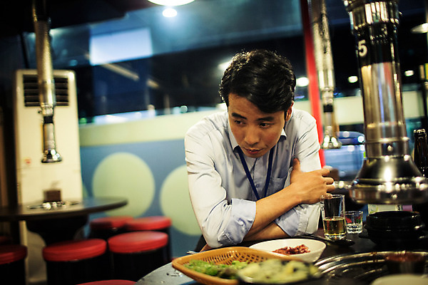 포토 JPG 남자 실내 피곤 한명 앉기 정장 상반신 성인 앞모습 30대 식당 한국인 비즈니스맨 고독 졸음 회식 성인남자한명만 장년남자한명만 고깃집 국내포토 1 옷 감정 뷰포인트 컨셉 비즈니스 모션 사람 동양인 내부 장년 상점 식사 직장인 남자한명만 성인남자만 장년남자만 파일형식