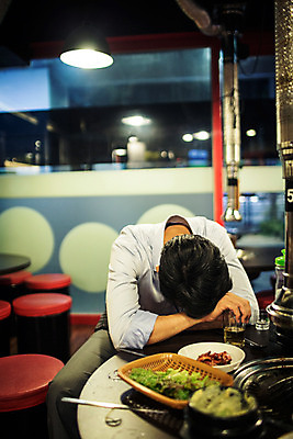 포토 JPG 남자 엎드리기 실내 피곤 한명 앉기 정장 상반신 성인 앞모습 30대 식당 한국인 비즈니스맨 고독 졸음 회식 성인남자한명만 장년남자한명만 고깃집 국내포토 1 옷 감정 뷰포인트 컨셉 비즈니스 모션 사람 동양인 내부 장년 상점 식사 직장인 남자한명만 성인남자만 장년남자만 파일형식