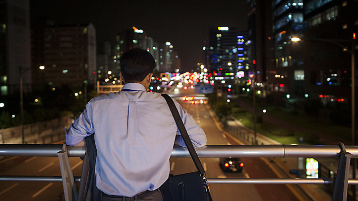 포토 JPG 남자 서류가방 난간 피곤 한명 정장 상반신 성인 야외 뒷모습 30대 기댐 재킷 한국인 도시 비즈니스맨 야간 퇴근 육교 후회 성인남자한명만 장년남자한명만 국내포토 자연요소 1 옷 감정 뷰포인트 컨셉 가방 비즈니스 모션 사람 동양인 장년 외투 다리_건축물 직장인 출퇴근 남자한명만 성인남자만 장년남자만 파일형식