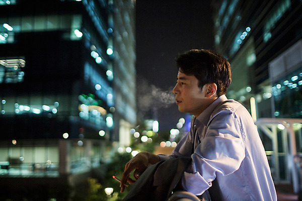 포토 JPG 남자 난간 흡연 담배 피곤 한명 정장 상반신 성인 야외 옆모습 30대 기댐 재킷 한국인 도시 비즈니스맨 야간 퇴근 육교 후회 성인남자한명만 장년남자한명만 국내포토 자연요소 1 옷 감정 뷰포인트 컨셉 비즈니스 모션 사람 동양인 장년 외투 다리_건축물 직장인 출퇴근 남자한명만 성인남자만 장년남자만 파일형식