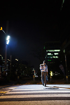포토 JPG 전신 남자 피곤 한명 정장 성인 야외 앞모습 30대 걷기 재킷 한국인 도시 비즈니스맨 횡단보도 고독 야간 퇴근 후회 성인남자한명만 장년남자한명만 국내포토 자연요소 1 옷 감정 뷰포인트 컨셉 비즈니스 모션 사람 동양인 장년 외투 직장인 보행로 출퇴근 남자한명만 성인남자만 장년남자만 파일형식