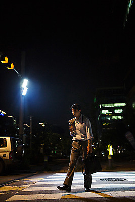 포토 JPG 전신 남자 피곤 한명 정장 성인 야외 30대 걷기 재킷 한국인 도시 비즈니스맨 횡단보도 고독 야간 퇴근 후회 성인남자한명만 장년남자한명만 국내포토 자연요소 1 옷 감정 컨셉 비즈니스 모션 사람 동양인 장년 외투 직장인 보행로 출퇴근 남자한명만 성인남자만 장년남자만 파일형식