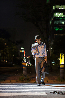 포토 JPG 전신 남자 피곤 한명 정장 성인 야외 앞모습 30대 걷기 재킷 한국인 도시 비즈니스맨 횡단보도 고독 야간 퇴근 후회 성인남자한명만 장년남자한명만 국내포토 자연요소 1 옷 감정 뷰포인트 컨셉 비즈니스 모션 사람 동양인 장년 외투 직장인 보행로 출퇴근 남자한명만 성인남자만 장년남자만 파일형식