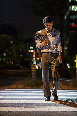 포토 JPG 전신 남자 피곤 한명 정장 성인 야외 앞모습 30대 걷기 재킷 한국인 도시 비즈니스맨 횡단보도 고독 야간 퇴근 후회 성인남자한명만 장년남자한명만 국내포토 자연요소 1 옷 감정 뷰포인트 컨셉 비즈니스 모션 사람 동양인 장년 외투 직장인 보행로 출퇴근 남자한명만 성인남자만 장년남자만 파일형식