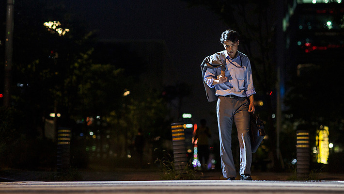 포토 JPG 전신 남자 피곤 한명 정장 성인 야외 앞모습 30대 걷기 재킷 한국인 도시 비즈니스맨 횡단보도 고독 야간 퇴근 후회 성인남자한명만 장년남자한명만 국내포토 자연요소 1 옷 감정 뷰포인트 컨셉 비즈니스 모션 사람 동양인 장년 외투 직장인 보행로 출퇴근 남자한명만 성인남자만 장년남자만 파일형식