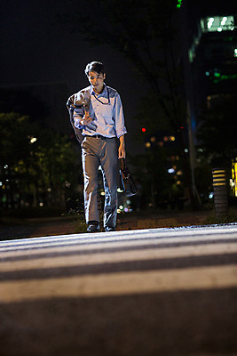 포토 JPG 전신 남자 피곤 한명 정장 성인 야외 앞모습 30대 걷기 재킷 한국인 도시 비즈니스맨 횡단보도 고독 야간 퇴근 후회 성인남자한명만 장년남자한명만 국내포토 자연요소 1 옷 감정 뷰포인트 컨셉 비즈니스 모션 사람 동양인 장년 외투 직장인 보행로 출퇴근 남자한명만 성인남자만 장년남자만 파일형식