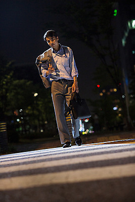 포토 JPG 전신 남자 피곤 한명 정장 성인 야외 앞모습 30대 걷기 재킷 한국인 도시 비즈니스맨 횡단보도 고독 야간 퇴근 후회 성인남자한명만 장년남자한명만 국내포토 자연요소 1 옷 감정 뷰포인트 컨셉 비즈니스 모션 사람 동양인 장년 외투 직장인 보행로 출퇴근 남자한명만 성인남자만 장년남자만 파일형식