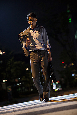 포토 JPG 전신 남자 피곤 한명 정장 성인 야외 앞모습 30대 걷기 재킷 한국인 도시 비즈니스맨 횡단보도 고독 야간 퇴근 후회 성인남자한명만 장년남자한명만 국내포토 자연요소 1 옷 감정 뷰포인트 컨셉 비즈니스 모션 사람 동양인 장년 외투 직장인 보행로 출퇴근 남자한명만 성인남자만 장년남자만 파일형식