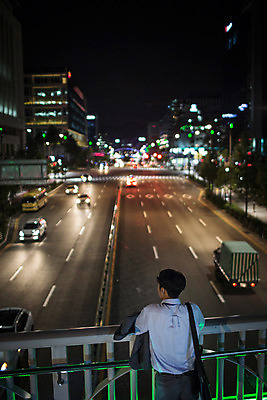 포토 JPG 남자 난간 피곤 한명 정장 상반신 성인 야외 뒷모습 30대 기댐 재킷 한국인 도시 비즈니스맨 고독 야간 퇴근 그리움 육교 성인남자한명만 장년남자한명만 국내포토 자연요소 1 옷 감정 뷰포인트 컨셉 비즈니스 모션 사람 동양인 장년 외투 다리_건축물 직장인 출퇴근 남자한명만 성인남자만 장년남자만 파일형식