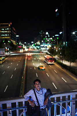 포토 JPG 남자 서류가방 난간 피곤 한명 정장 상반신 성인 야외 앞모습 30대 기댐 재킷 한국인 도시 비즈니스맨 고독 야간 퇴근 그리움 육교 성인남자한명만 장년남자한명만 국내포토 자연요소 1 옷 감정 뷰포인트 컨셉 가방 비즈니스 모션 사람 동양인 장년 외투 다리_건축물 직장인 출퇴근 남자한명만 성인남자만 장년남자만 파일형식