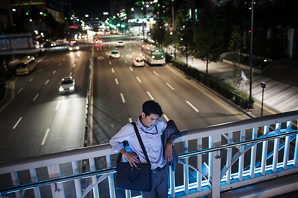 포토 JPG 남자 서류가방 난간 피곤 한명 정장 상반신 성인 야외 앞모습 30대 기댐 재킷 한국인 도시 비즈니스맨 고독 야간 퇴근 그리움 육교 성인남자한명만 장년남자한명만 국내포토 자연요소 1 옷 감정 뷰포인트 컨셉 가방 비즈니스 모션 사람 동양인 장년 외투 다리_건축물 직장인 출퇴근 남자한명만 성인남자만 장년남자만 파일형식