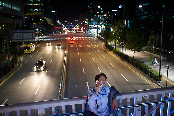 포토 JPG 남자 난간 피곤 한명 미소 정장 상반신 성인 야외 앞모습 30대 스마트폰 기댐 재킷 한국인 도시 비즈니스맨 야간 퇴근 통화 육교 후회 성인남자한명만 장년남자한명만 국내포토 자연요소 1 옷 감정 뷰포인트 컨셉 비즈니스 모션 표정 사람 동양인 장년 핸드폰 스마트기기 외투 다리_건축물 직장인 출퇴근 남자한명만 성인남자만 장년남자만 파일형식