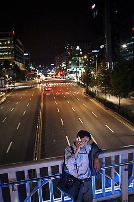 포토 JPG 남자 서류가방 난간 피곤 한명 정장 상반신 성인 야외 앞모습 30대 스마트폰 기댐 재킷 한국인 도시 비즈니스맨 야간 퇴근 통화 육교 후회 성인남자한명만 장년남자한명만 국내포토 자연요소 1 옷 감정 뷰포인트 컨셉 가방 비즈니스 모션 사람 동양인 장년 핸드폰 스마트기기 외투 다리_건축물 직장인 출퇴근 남자한명만 성인남자만 장년남자만 파일형식