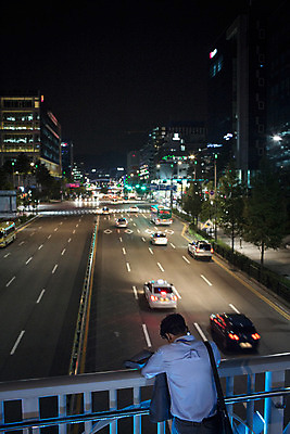 포토 JPG 남자 서류가방 난간 피곤 한명 정장 상반신 성인 야외 뒷모습 30대 기댐 재킷 한국인 도시 비즈니스맨 고독 야간 퇴근 그리움 육교 성인남자한명만 장년남자한명만 국내포토 자연요소 1 옷 감정 뷰포인트 컨셉 가방 비즈니스 모션 사람 동양인 장년 외투 다리_건축물 직장인 출퇴근 남자한명만 성인남자만 장년남자만 파일형식