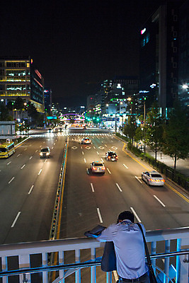 포토 JPG 남자 엎드리기 서류가방 난간 피곤 한명 정장 상반신 성인 야외 뒷모습 30대 기댐 재킷 한국인 도시 비즈니스맨 고독 야간 퇴근 그리움 육교 성인남자한명만 장년남자한명만 국내포토 자연요소 1 옷 감정 뷰포인트 컨셉 가방 비즈니스 모션 사람 동양인 장년 외투 다리_건축물 직장인 출퇴근 남자한명만 성인남자만 장년남자만 파일형식