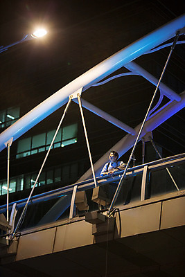 포토 JPG 남자 가로등 난간 피곤 한명 정장 상반신 성인 야외 앞모습 30대 기댐 한국인 올려보기 도시 비즈니스맨 고독 야간 퇴근 그리움 육교 성인남자한명만 장년남자한명만 국내포토 자연요소 1 옷 공공시설 감정 뷰포인트 컨셉 비즈니스 모션 사람 동양인 장년 다리_건축물 직장인 출퇴근 남자한명만 성인남자만 장년남자만 파일형식