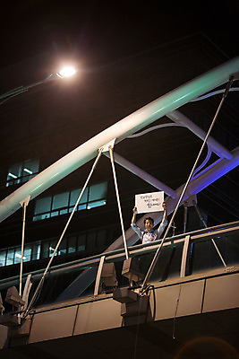 포토 JPG 남자 가로등 난간 응원 한명 들기 정장 상반신 성인 야외 앞모습 30대 손들기 기댐 한국인 도시 표어 직장인 비즈니스맨 야간 퇴근 격려 육교 위로 성인남자한명만 장년남자한명만 국내포토 자연요소 직업 1 옷 공공시설 감정 뷰포인트 비즈니스 모션 사람 동양인 장년 다리_건축물 출퇴근 남자한명만 성인남자만 장년남자만 파일형식