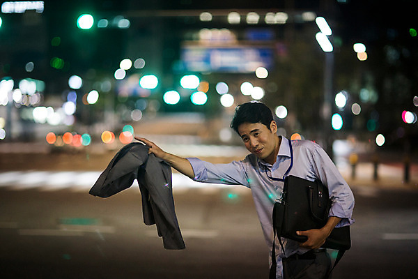 포토 JPG 남자 서류가방 피곤 한명 정장 손짓 상반신 성인 야외 앞모습 아웃포커스 30대 재킷 한국인 비즈니스맨 야간 퇴근 택시 부름 불만 손뻗기 손흔들기 성인남자한명만 장년남자한명만 국내포토 자연요소 1 옷 감정 뷰포인트 컨셉 가방 비즈니스 모션 승용차 자동차 촬영기법 사람 동양인 장년 외투 직장인 출퇴근 남자한명만 성인남자만 장년남자만 파일형식