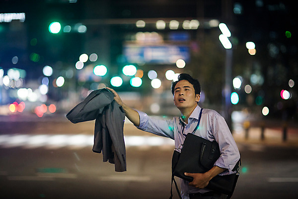 포토 JPG 남자 서류가방 피곤 한명 정장 손짓 상반신 성인 야외 앞모습 아웃포커스 30대 재킷 한국인 비즈니스맨 야간 퇴근 택시 부름 불만 손뻗기 손흔들기 성인남자한명만 장년남자한명만 국내포토 자연요소 1 옷 감정 뷰포인트 컨셉 가방 비즈니스 모션 승용차 자동차 촬영기법 사람 동양인 장년 외투 직장인 출퇴근 남자한명만 성인남자만 장년남자만 파일형식