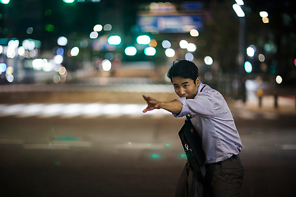 포토 JPG 남자 서류가방 피곤 한명 정장 손짓 상반신 성인 야외 옆모습 아웃포커스 30대 한국인 비즈니스맨 야간 퇴근 택시 부름 불만 손뻗기 손흔들기 성인남자한명만 장년남자한명만 국내포토 자연요소 1 옷 감정 뷰포인트 컨셉 가방 비즈니스 모션 승용차 자동차 촬영기법 사람 동양인 장년 직장인 출퇴근 남자한명만 성인남자만 장년남자만 파일형식