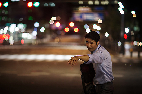 포토 JPG 남자 서류가방 피곤 한명 정장 손짓 상반신 성인 야외 옆모습 아웃포커스 30대 한국인 비즈니스맨 야간 퇴근 택시 부름 불만 손뻗기 손흔들기 성인남자한명만 장년남자한명만 국내포토 자연요소 1 옷 감정 뷰포인트 컨셉 가방 비즈니스 모션 승용차 자동차 촬영기법 사람 동양인 장년 직장인 출퇴근 남자한명만 성인남자만 장년남자만 파일형식