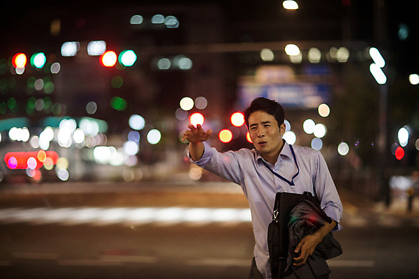 포토 JPG 남자 서류가방 피곤 한명 정장 손짓 상반신 성인 야외 앞모습 아웃포커스 30대 재킷 한국인 비즈니스맨 야간 퇴근 택시 부름 불만 손뻗기 손흔들기 성인남자한명만 장년남자한명만 국내포토 자연요소 1 옷 감정 뷰포인트 컨셉 가방 비즈니스 모션 승용차 자동차 촬영기법 사람 동양인 장년 외투 직장인 출퇴근 남자한명만 성인남자만 장년남자만 파일형식