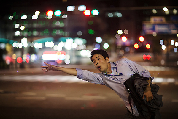 포토 JPG 남자 서류가방 피곤 한명 정장 손짓 상반신 성인 야외 앞모습 아웃포커스 30대 재킷 한국인 비즈니스맨 야간 퇴근 택시 부름 불만 손뻗기 손흔들기 성인남자한명만 장년남자한명만 국내포토 자연요소 1 옷 감정 뷰포인트 컨셉 가방 비즈니스 모션 승용차 자동차 촬영기법 사람 동양인 장년 외투 직장인 출퇴근 남자한명만 성인남자만 장년남자만 파일형식