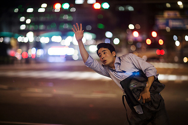 포토 JPG 남자 서류가방 피곤 한명 정장 손짓 상반신 성인 야외 앞모습 아웃포커스 30대 재킷 한국인 비즈니스맨 야간 퇴근 택시 부름 불만 손뻗기 손흔들기 성인남자한명만 장년남자한명만 국내포토 자연요소 1 옷 감정 뷰포인트 컨셉 가방 비즈니스 모션 승용차 자동차 촬영기법 사람 동양인 장년 외투 직장인 출퇴근 남자한명만 성인남자만 장년남자만 파일형식