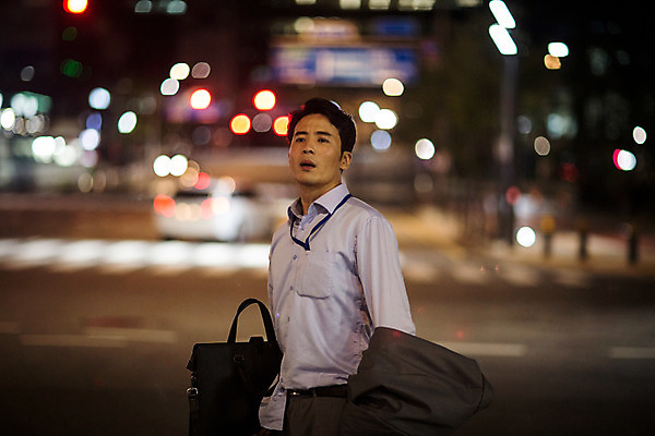 포토 JPG 남자 서류가방 피곤 한명 정장 상반신 성인 야외 앞모습 아웃포커스 30대 재킷 한국인 비즈니스맨 야간 퇴근 택시 부름 불만 성인남자한명만 장년남자한명만 국내포토 자연요소 1 옷 감정 뷰포인트 컨셉 가방 비즈니스 모션 승용차 자동차 촬영기법 사람 동양인 장년 외투 직장인 출퇴근 남자한명만 성인남자만 장년남자만 파일형식