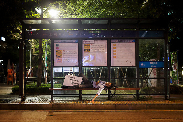 포토 JPG 전신 남자 응원 피곤 한명 정장 성인 야외 옆모습 30대 눕기 한국인 표어 직장인 비즈니스맨 버스정류장 고독 졸음 야간 퇴근 격려 위로 성인남자한명만 장년남자한명만 국내포토 자연요소 직업 1 옷 감정 뷰포인트 컨셉 비즈니스 모션 사람 동양인 장년 역 출퇴근 남자한명만 성인남자만 장년남자만 파일형식