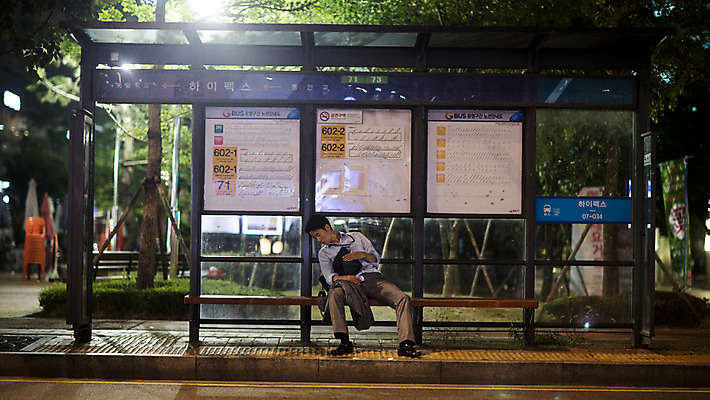 포토 JPG 전신 남자 피곤 한명 앉기 정장 성인 야외 앞모습 30대 재킷 한국인 비즈니스맨 버스정류장 고독 졸음 야간 퇴근 성인남자한명만 장년남자한명만 국내포토 자연요소 1 옷 감정 뷰포인트 컨셉 비즈니스 모션 사람 동양인 장년 외투 직장인 역 출퇴근 남자한명만 성인남자만 장년남자만 파일형식