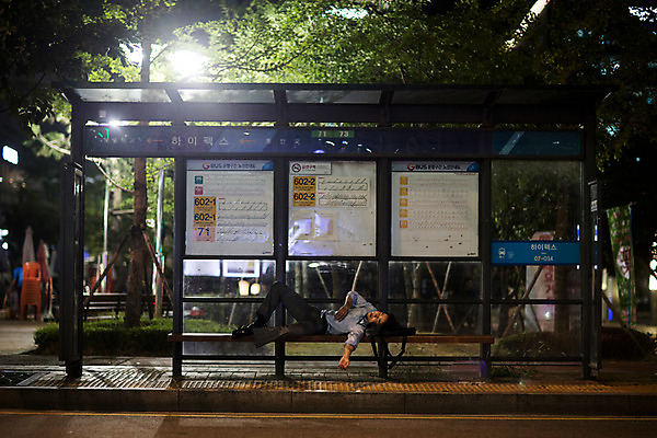 포토 JPG 전신 남자 피곤 한명 정장 성인 야외 옆모습 30대 눕기 한국인 비즈니스맨 버스정류장 고독 졸음 야간 퇴근 성인남자한명만 장년남자한명만 국내포토 자연요소 1 옷 감정 뷰포인트 컨셉 비즈니스 모션 사람 동양인 장년 직장인 역 출퇴근 남자한명만 성인남자만 장년남자만 파일형식
