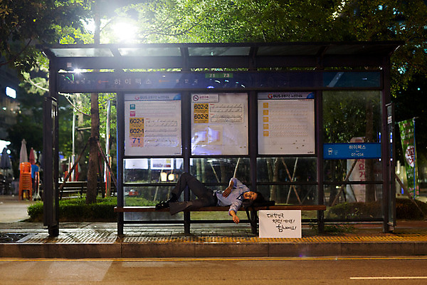 포토 JPG 전신 남자 응원 피곤 한명 정장 성인 야외 옆모습 30대 눕기 한국인 표어 직장인 비즈니스맨 버스정류장 고독 졸음 야간 퇴근 격려 위로 성인남자한명만 장년남자한명만 국내포토 자연요소 직업 1 옷 감정 뷰포인트 컨셉 비즈니스 모션 사람 동양인 장년 역 출퇴근 남자한명만 성인남자만 장년남자만 파일형식